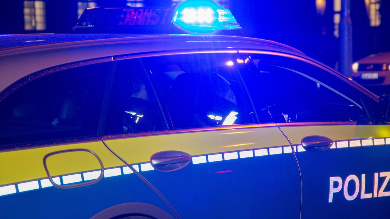 Polizeiwagen mit leuchtendem Blaulicht (Symbolbild): Nach Erkenntnissen der Opduktion hängt der Tod des 39-Jährigen nicht mit dem Taser-Einsatz zusammen.