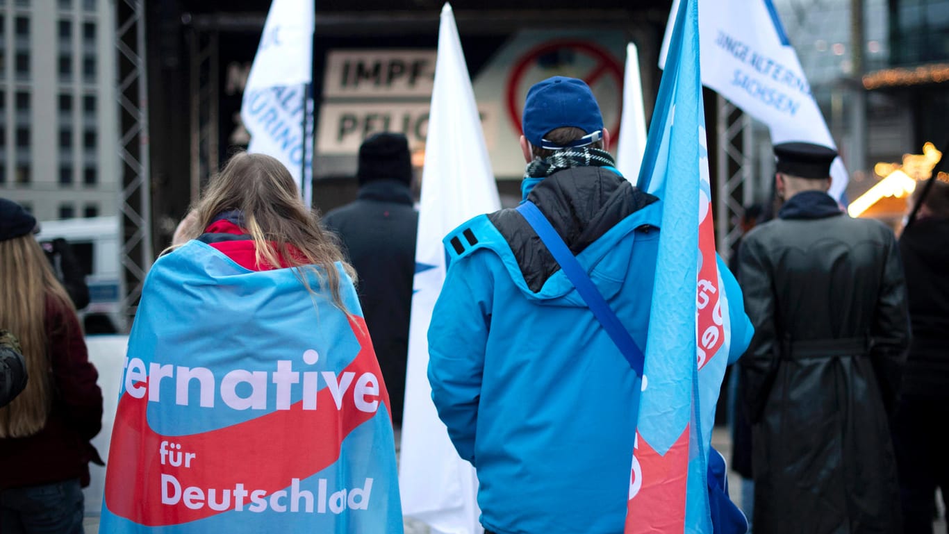 AfD-Anhänger: Die Partei habe gegen ein Spendenannahmeverbot im Parteiengesetz verstoßen, entschied ein Gericht.