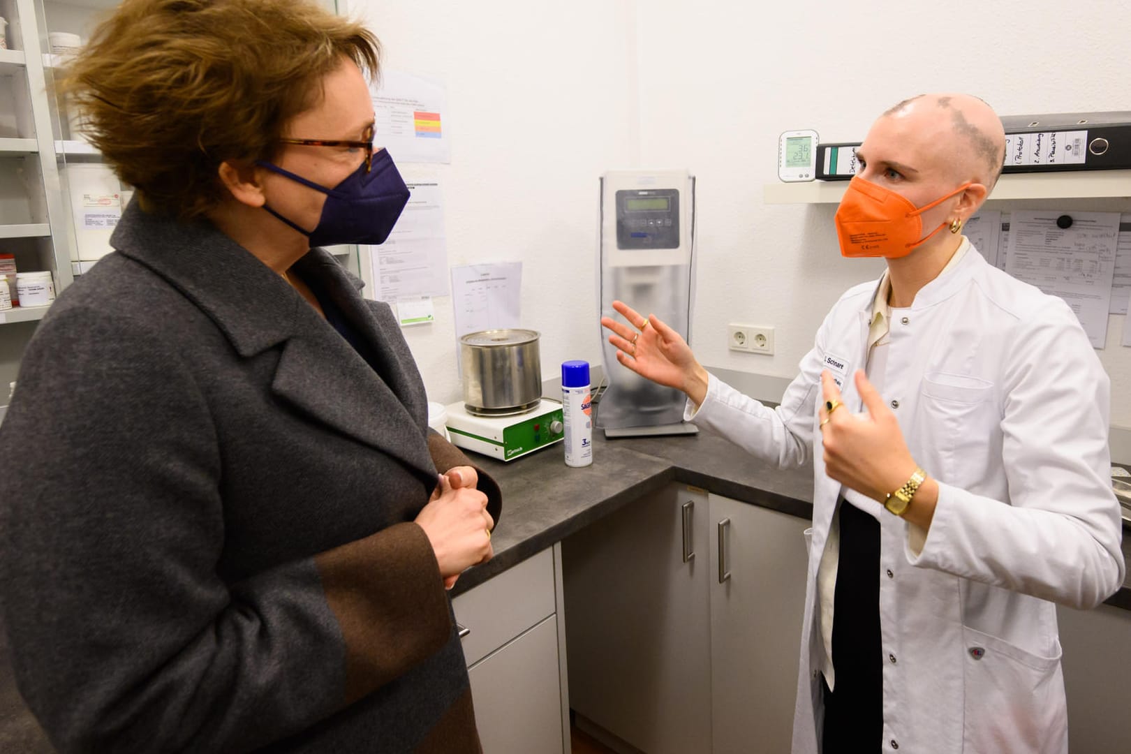 Apothekerin Stephanie Schnare (r) und Daniela Behrens (SPD), Niedersächsische Gesundheitsministerin, stehen in der Torhaus-Apotheke: Hier ist die Nachfrage nach der Corona-Impfung hoch.