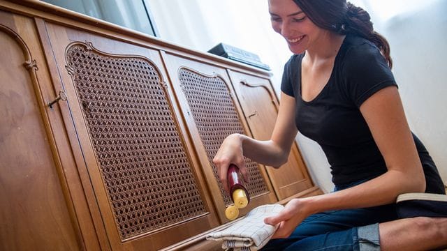 Holzmöbel: Bei der Pflege sollte man behutsam vorgehen.