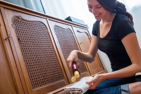 Holzmöbel: Bei der Pflege sollte man behutsam vorgehen.