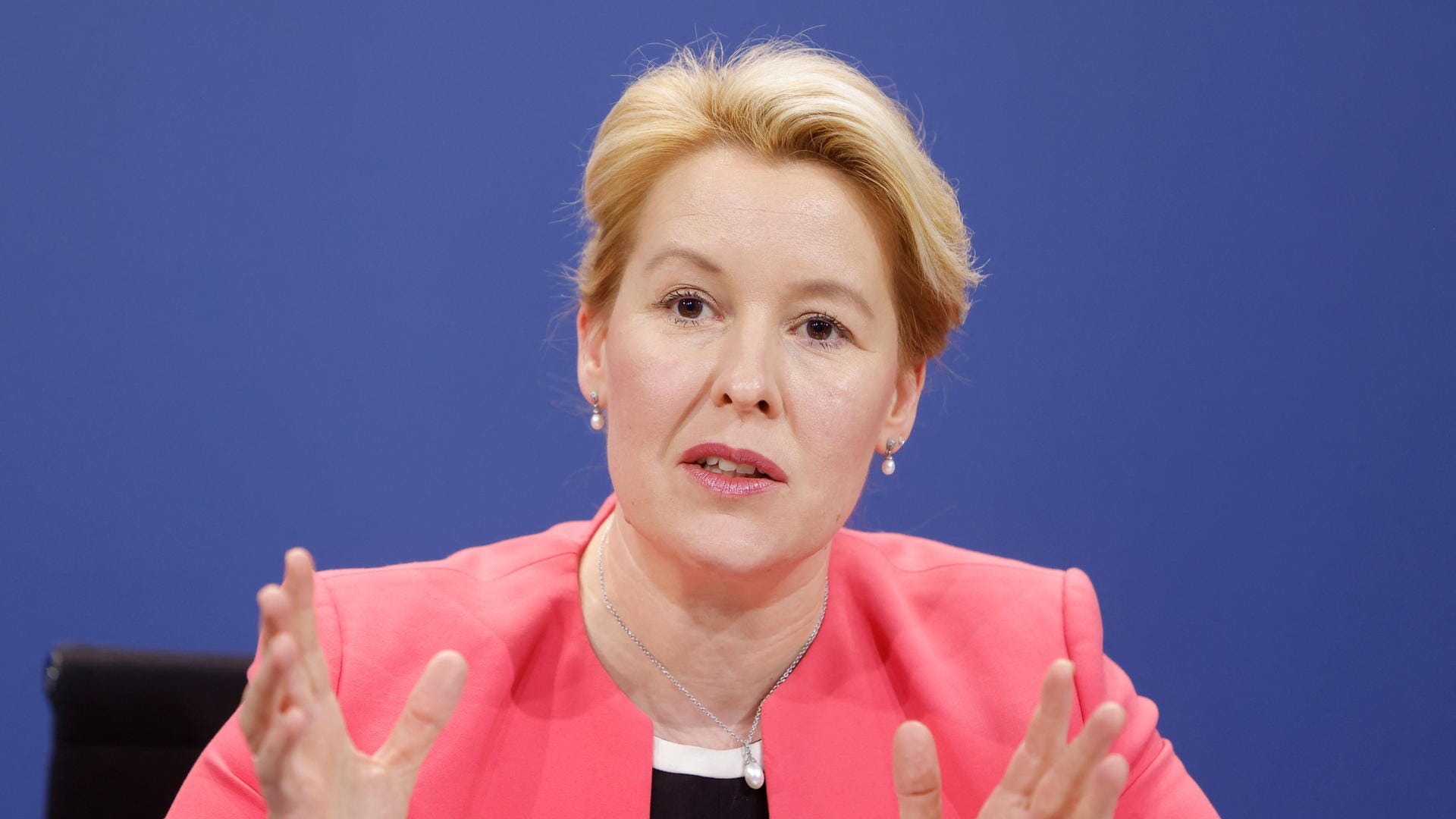 Berlins Regierende Bürgermeisterin Franziska Giffey: Auch nach der Abschaffung der meisten Regeln fordert sie eine Palette an Notfallinstrumenten. Berlins Regierende Bürgermeisterin Franziska Giffey: Auch nach der Abschaffung der meisten Regeln fordert sie eine Palette an Notfallinstrumenten.