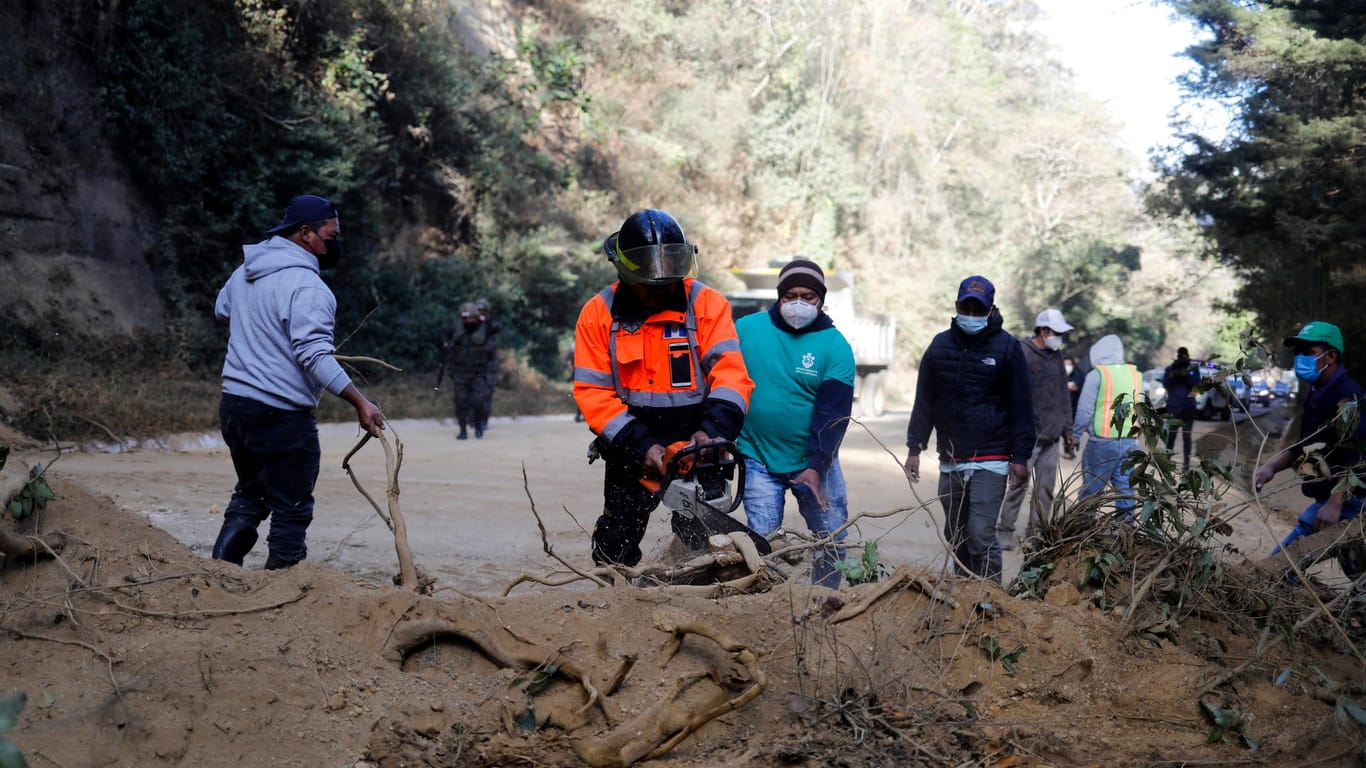 Arbeiter räumen nach dem Erdbeben eine Straße in Guatemala frei: Bei dem Beben der Stärke 6,2 kam mindestens ein Mensch zu Tode.