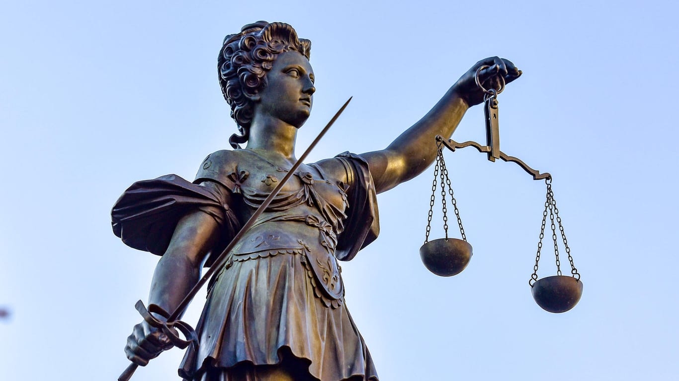 Justitia mit Waage und Schwert (Symbolbild): Wegen dem Tod des Angeklagten wird es keinen Prozess um den schweren Missbrauch geben.