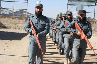 Afghanische Polizisten: Die Taliban schränken Menschen- und Frauenrechte massiv ein.