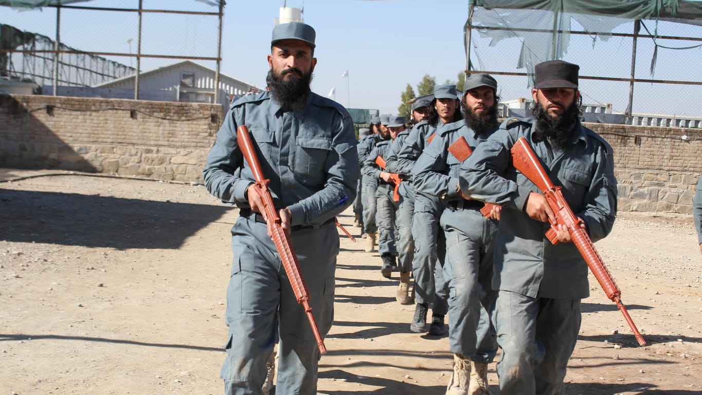 Afghanische Polizisten: Die Taliban schränken Menschen- und Frauenrechte massiv ein.