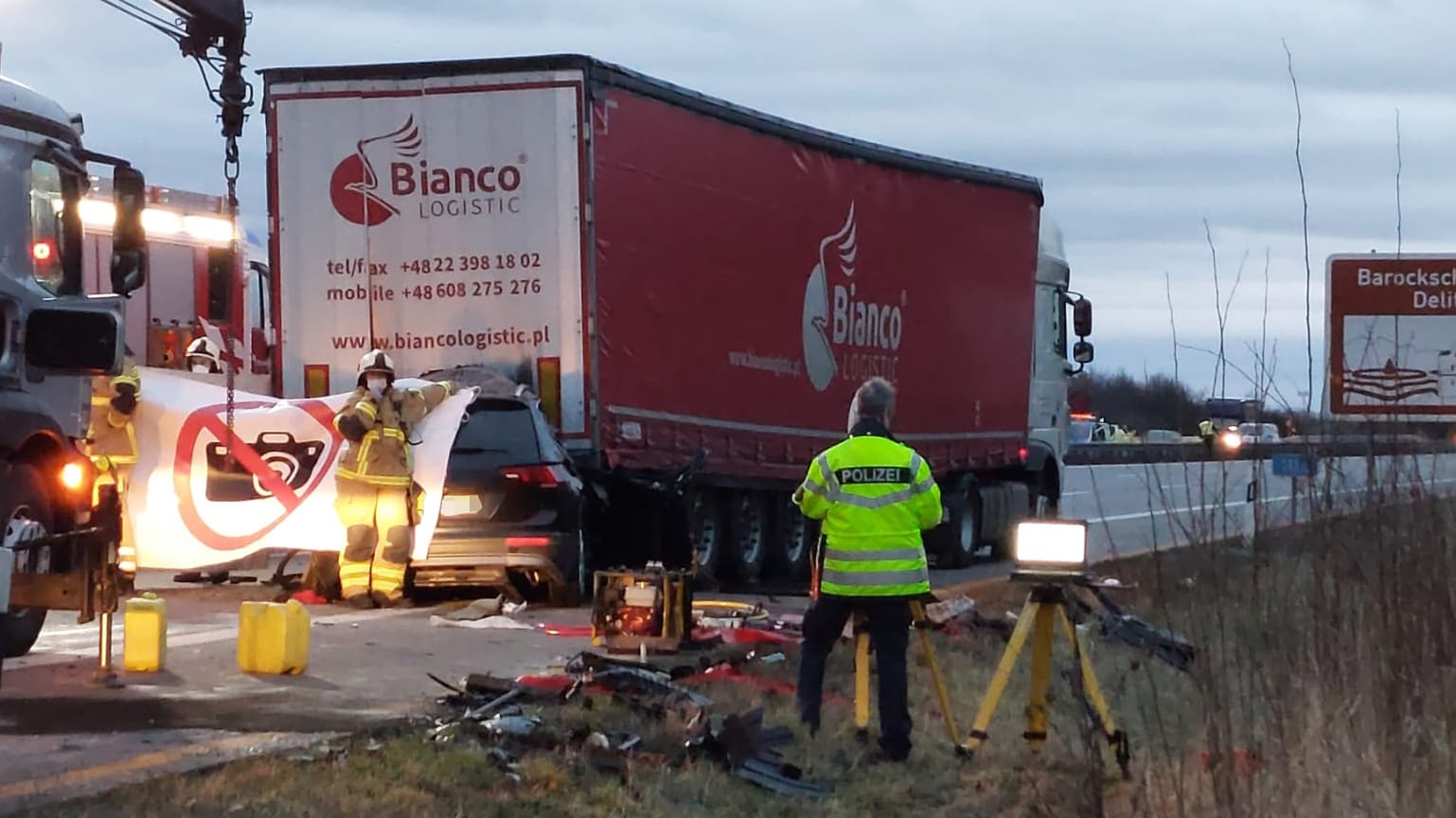 Unfallstelle auf der A9: Der Fahrer des Wagens wurde bei dem Zusammenstoß unter dem Lkw eingeklemmt. Unfallstelle auf der A9: Der Fahrer des Wagens wurde bei dem Zusammenstoß unter dem Lkw eingeklemmt.