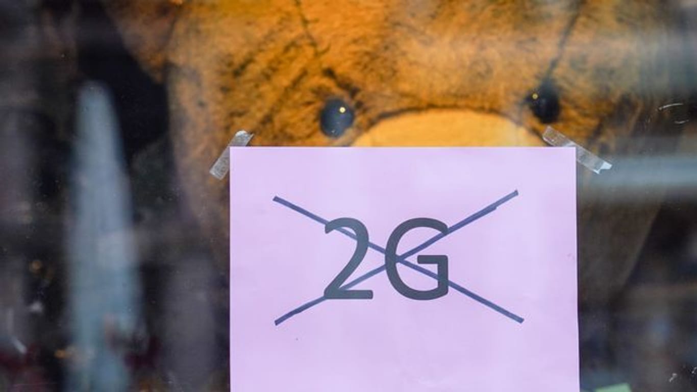 Ein Schild mit der durchgestrichenen Aufschrift "2G" ist zu sehen