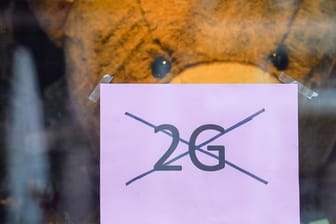 Ein Schild mit der durchgestrichenen Aufschrift "2G" ist zu sehen
