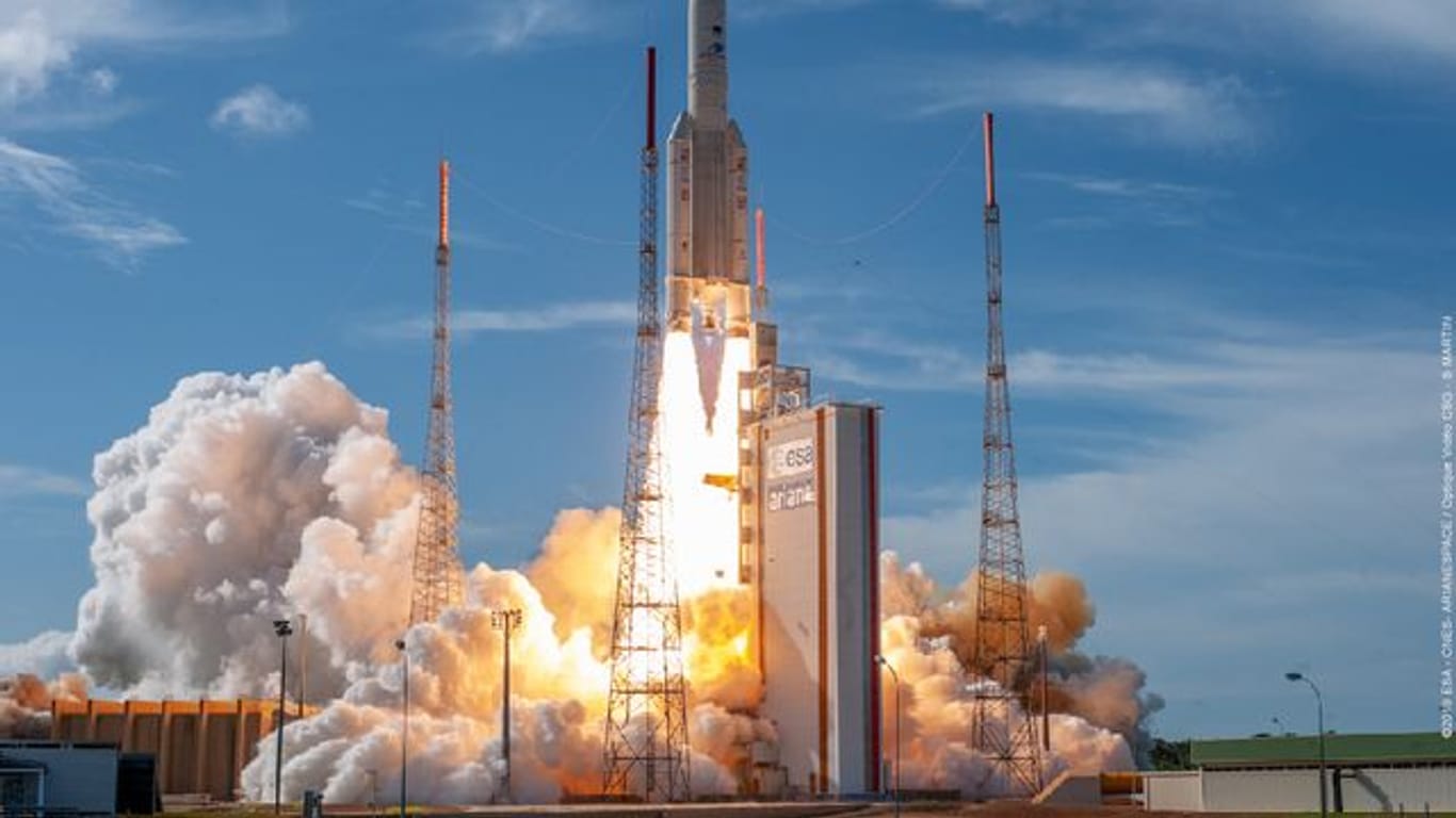 Eine Rakete vom Typ Ariane 5 hebt auf dem europäischen Weltraumbahnhof, dem Guiana Space Center in Kourou, Französisch-Guayana, ab.