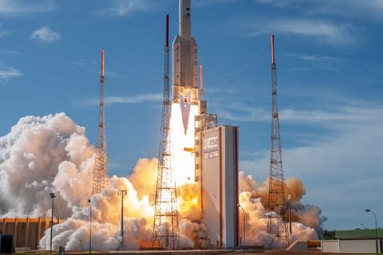 Eine Rakete vom Typ Ariane 5 hebt auf dem europäischen Weltraumbahnhof, dem Guiana Space Center in Kourou, Französisch-Guayana, ab.