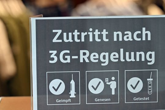 "Zutritt nach 3G-Regelung" steht auf einem Schild