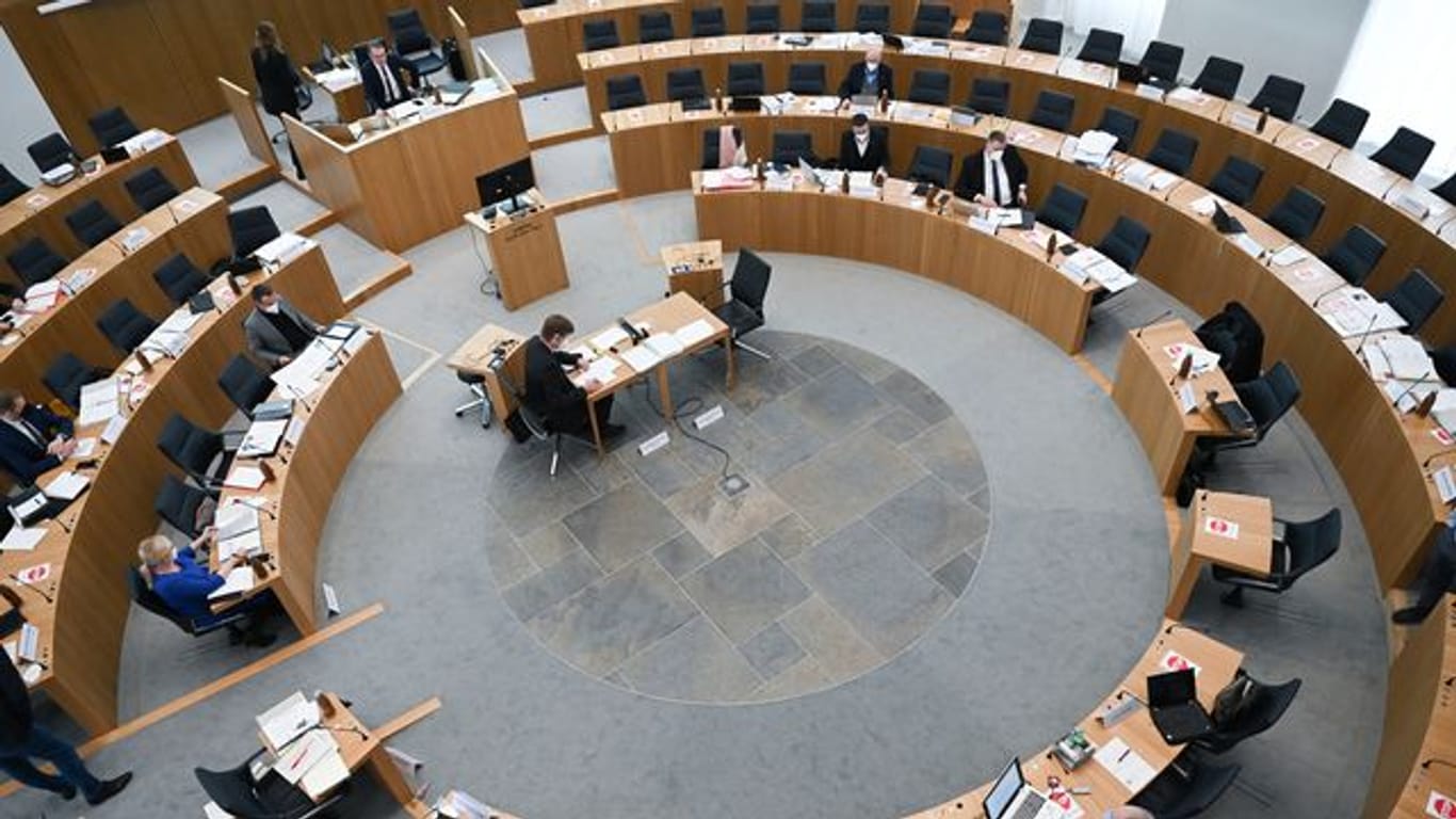 Blick auf den Plenarsaal im Landtag von Rheinland-Pfalz