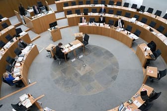 Blick auf den Plenarsaal im Landtag von Rheinland-Pfalz