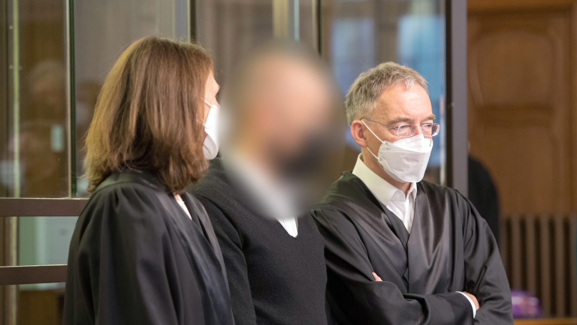 Der Angeklagte steht im Gerichtssaal zwischen seinen Rechtsbeiständen (Archivbild): Ihm wird fahrlässige Tötung und fahrlässige Gefährdung des Straßenverkehrs vorgeworfen. Der Angeklagte steht im Gerichtssaal zwischen seinen Rechtsbeiständen (Archivbild): Ihm wird fahrlässige Tötung und fahrlässige Gefährdung des Straßenverkehrs vorgeworfen.