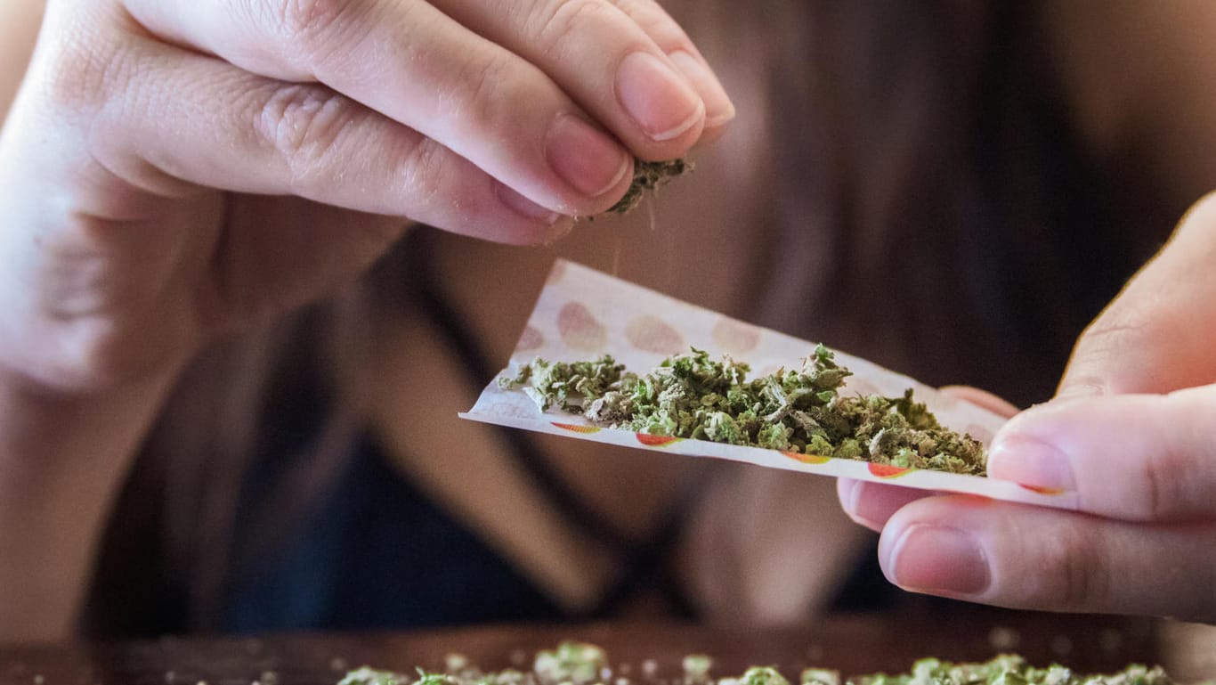 Eine Frau dreht sich einen Joint (Symbolbild): Die Cannabis-Legalisierung kommt.