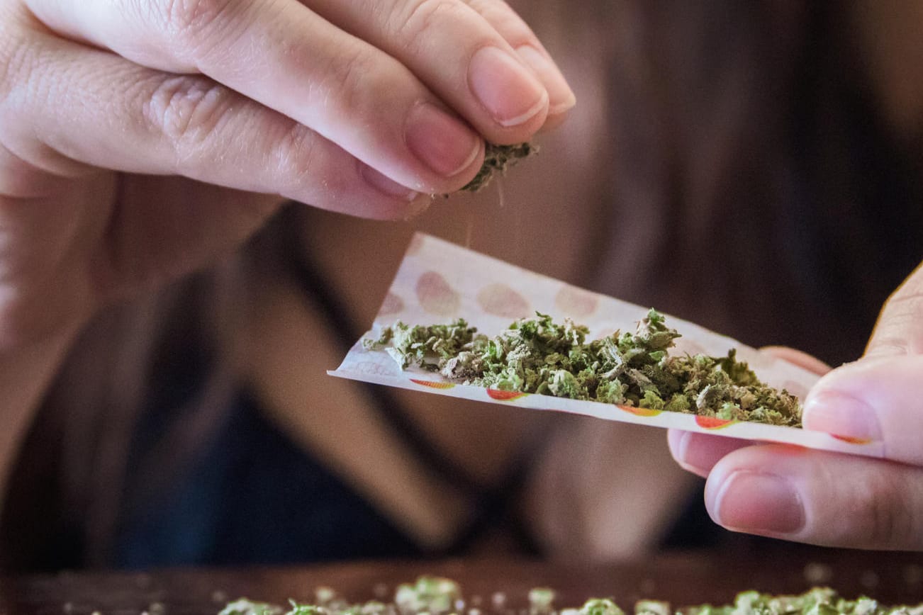 Eine Frau dreht sich einen Joint (Symbolbild): Die Cannabis-Legalisierung kommt. Eine Frau dreht sich einen Joint (Symbolbild): Die Cannabis-Legalisierung kommt.