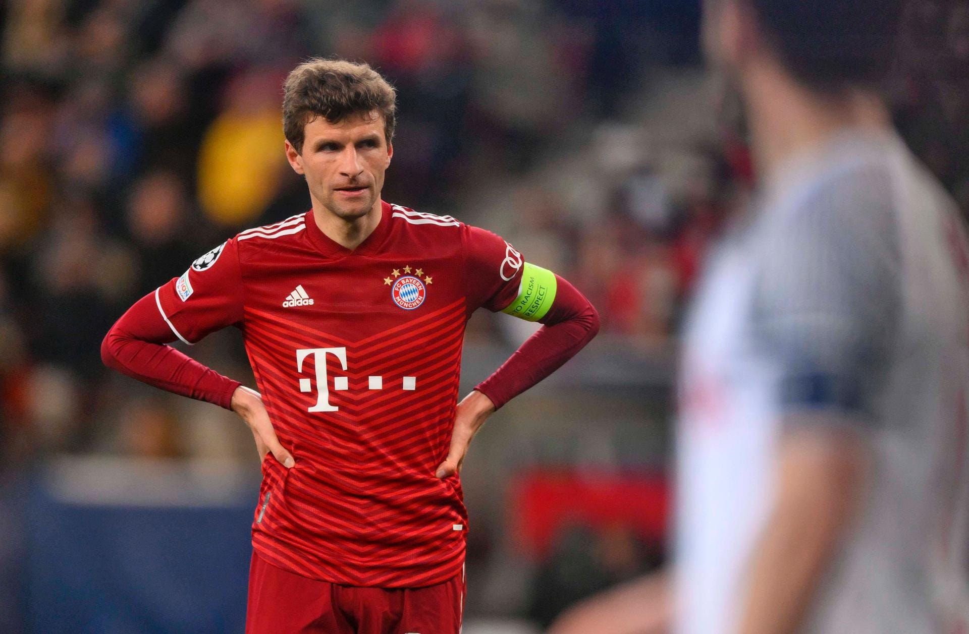 Thomas Müller: Der Weltmeister wurde wenig freundschaftlich von der Salzburger "Kurve" begrüßt. Bemüht, wie immer. Agierte aber glücklos. Zum Beispiel, als er den Ball ohne Not ins Seiten-Aus beförderte (34.). Dennoch war es einmal mehr die oberbayerische Identifikationsfigur, die durch eine Kopfballverlängerung den späten Ausgleich ermöglichte. Note 3