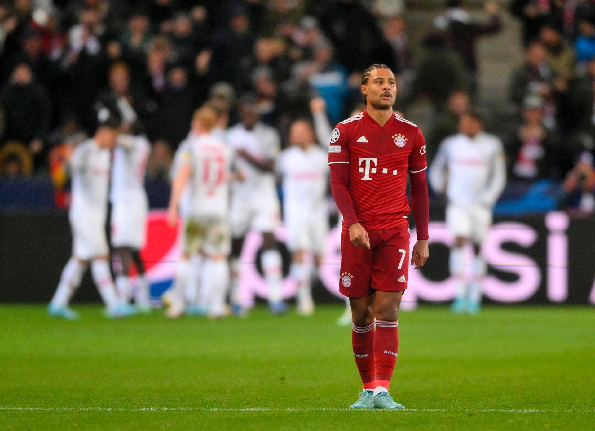 Serge Gnabry (bis 77. Minute): Der Schwabe zwang RB-Goalie Philipp Köhn mit einem tückischen Flachschuss zu einer riskanten Parade (10.). Blieb mit zwei wuchtigen Schüssen im Salzburger Bollwerk hängen (40.). Und traf mit einem artistischen Fallrückzieher nur Kollege Müller (61.). Note 3