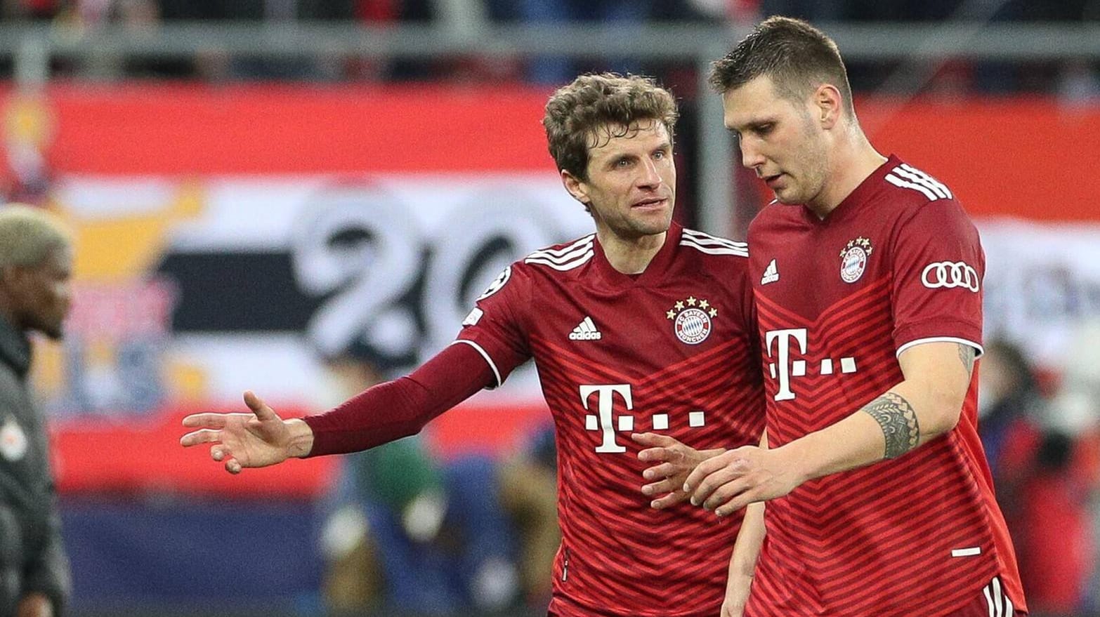 Thomas Müller (l.) und Niklas Süle: Erwischten beide keinen guten Tag in Salzburg. Der deutsche Rekordmeister kommt in Österreich nicht über ein 1:1-Unentschieden hinaus. Viele Profis der Bayern spielten nicht auf Toplevel. t-online hat die Leistungen bewertet.