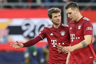 Thomas Müller (l.) und Niklas Süle: Erwischten beide keinen guten Tag in Salzburg. Der deutsche Rekordmeister kommt in Österreich nicht über ein 1:1-Unentschieden hinaus. Viele Profis der Bayern spielten nicht auf Toplevel. t-online hat die Leistungen bewertet.