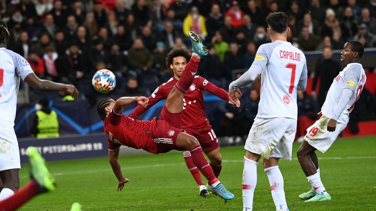 Serge Gnabry scheitert mit einem Fallrückzieher aufs Tor der Gastgeber. Serge Gnabry scheitert mit einem Fallrückzieher aufs Tor der Gastgeber.