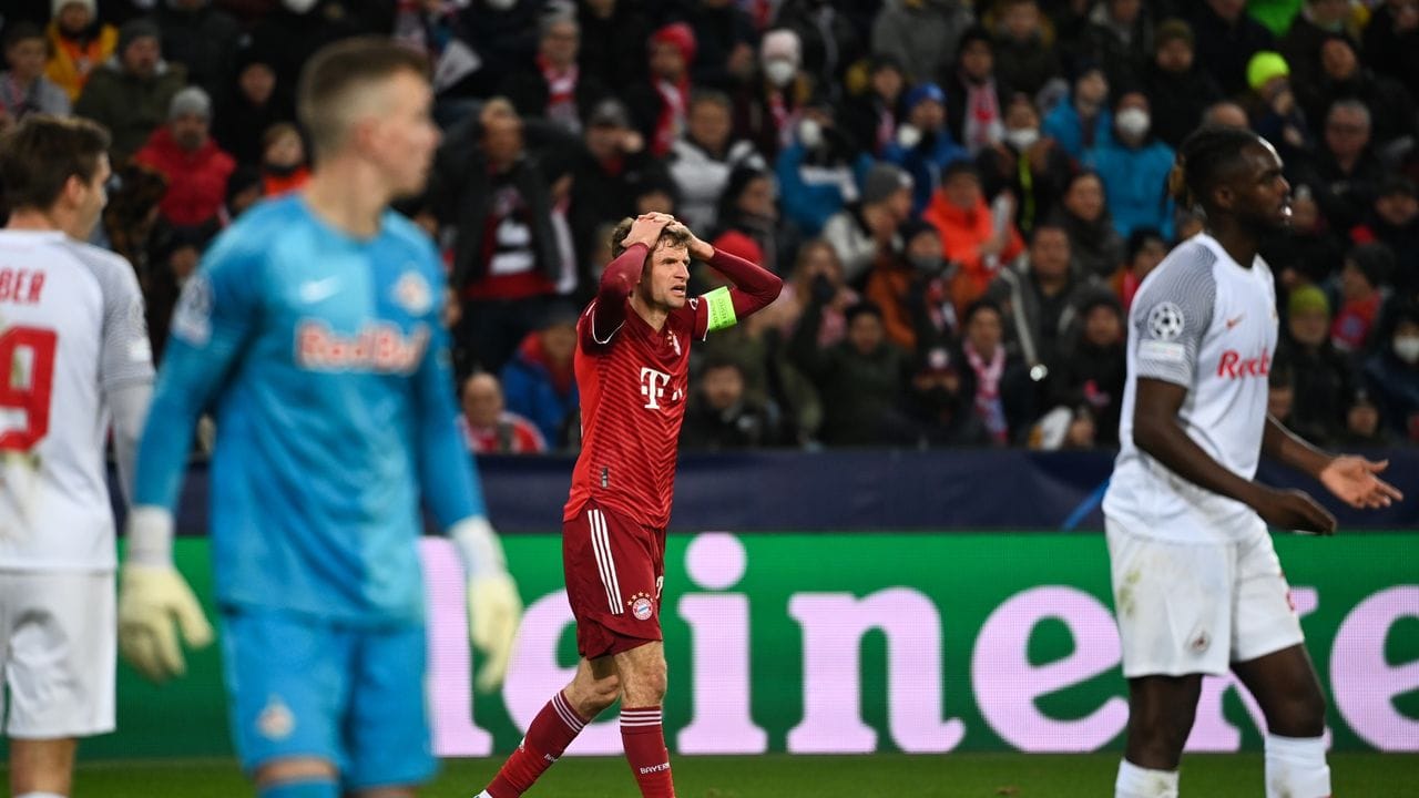 Münchens Kapitän Thomas Müller (M) hadert mit einer weiteren vertanen Chance. Münchens Kapitän Thomas Müller (M) hadert mit einer weiteren vertanen Chance.