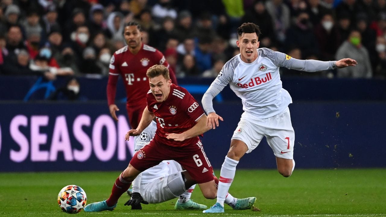 Joshua Kimmich von München ((l) kämpft um den Ball mit Nicolas Capaldo von RB Salzburg. Joshua Kimmich von München ((l) kämpft um den Ball mit Nicolas Capaldo von RB Salzburg.