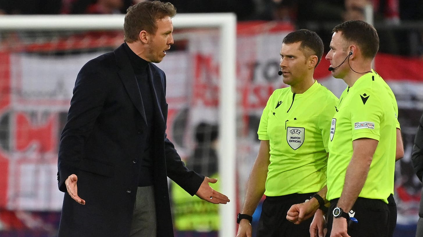 Sauer: Bayern-Trainer Julian Nagelsmann (l.) im Gespräch mit dem Schiedsrichtergespann.