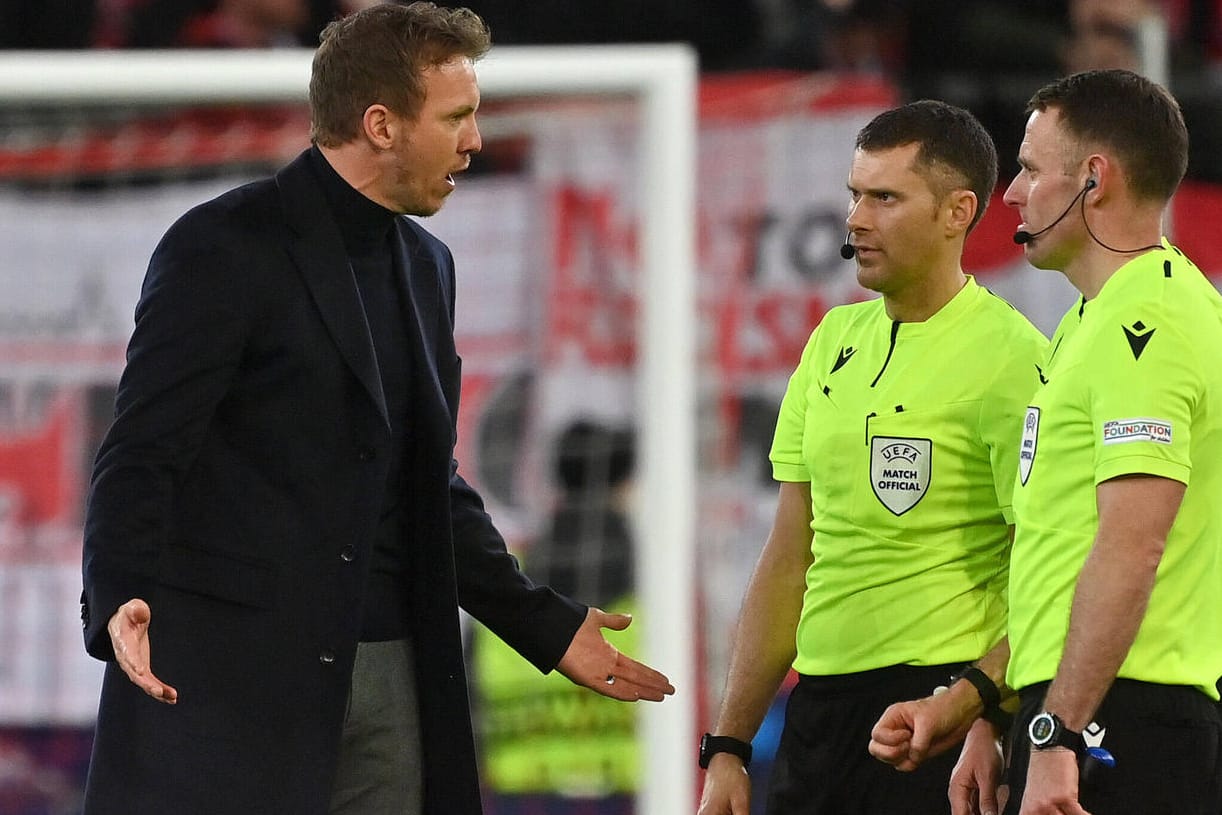 Sauer: Bayern-Trainer Julian Nagelsmann (l.) im Gespräch mit dem Schiedsrichtergespann.