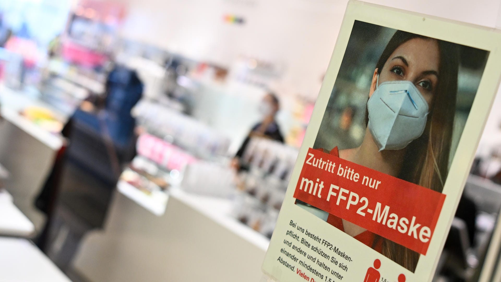 "Zutritt bitte nur mit FFP2-Maske": Die Maskenpflicht soll weiterhin bleiben. "Zutritt bitte nur mit FFP2-Maske": Die Maskenpflicht soll weiterhin bleiben.