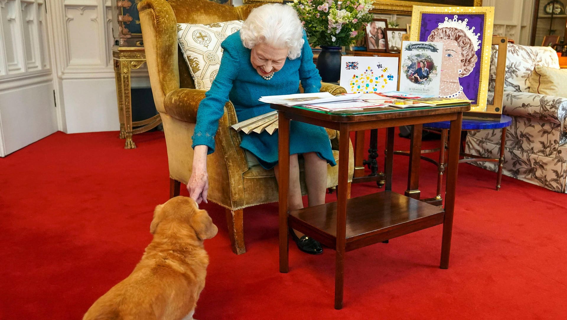 Queen Elizabeth II. begrüßt einen ihrer Hunde in Windsor (Archivbild): Die Königin hat unter dem Namen ihres Sommersitzes hat jetzt sogar einen Parfüm für Vierbeiner herausgegeben.