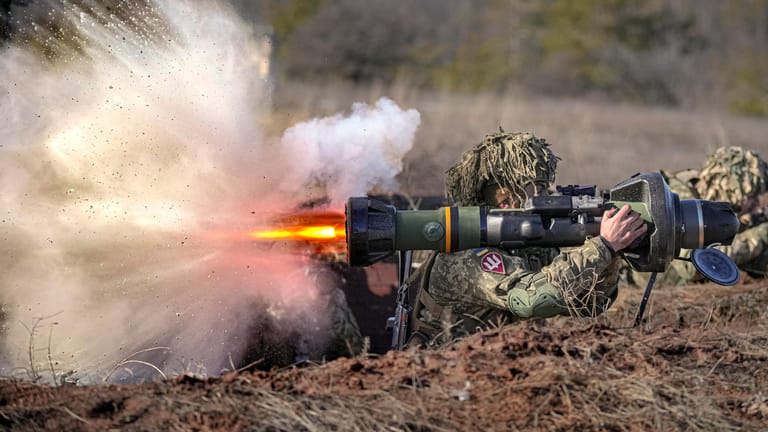 Ein ukrainischer Soldat feuert mit einer Panzerabwehrlenkwaffe während einer Übung in Donezk.