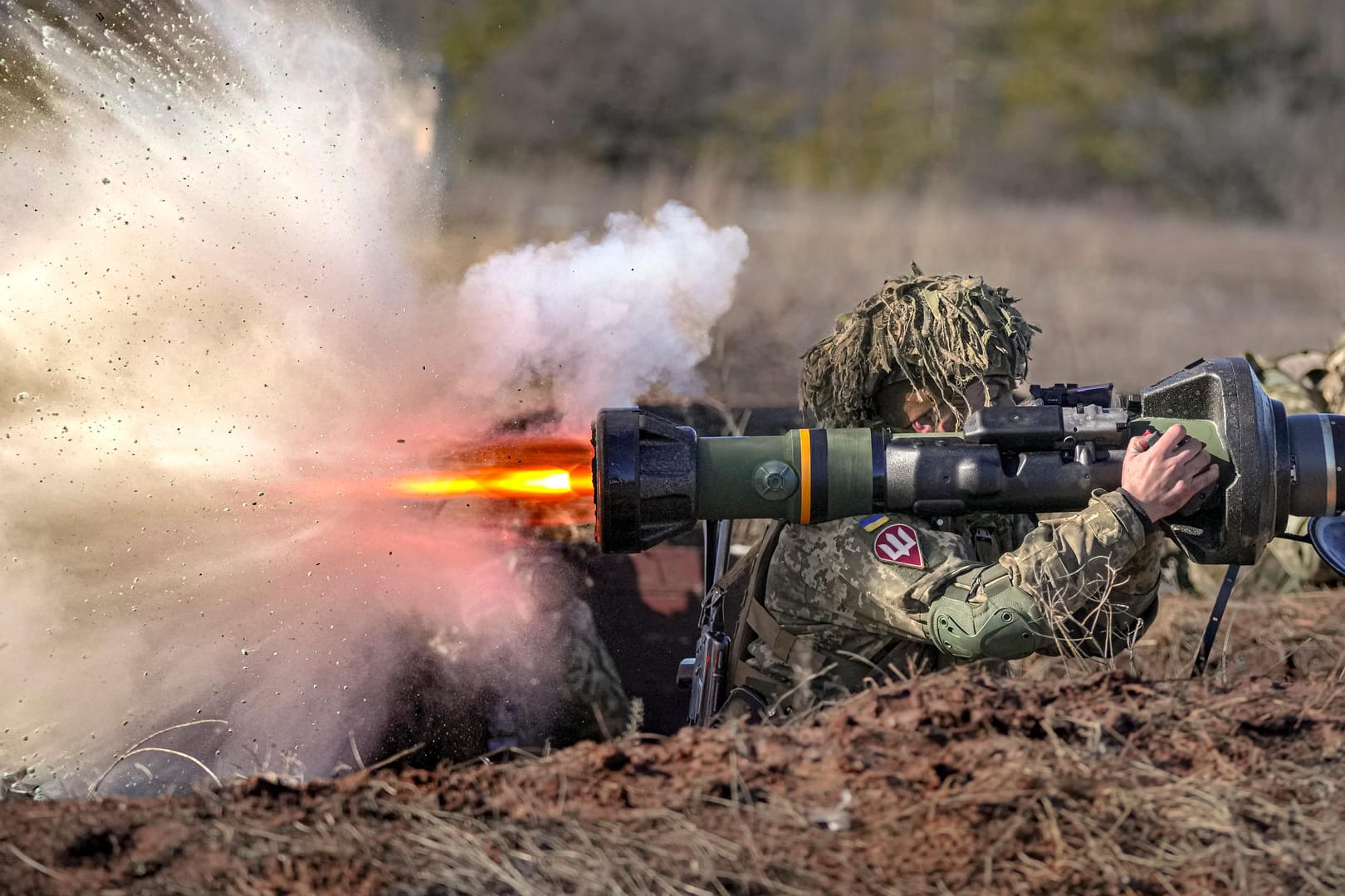 Ein ukrainischer Soldat feuert mit einer Panzerabwehrlenkwaffe während einer Übung in Donezk.