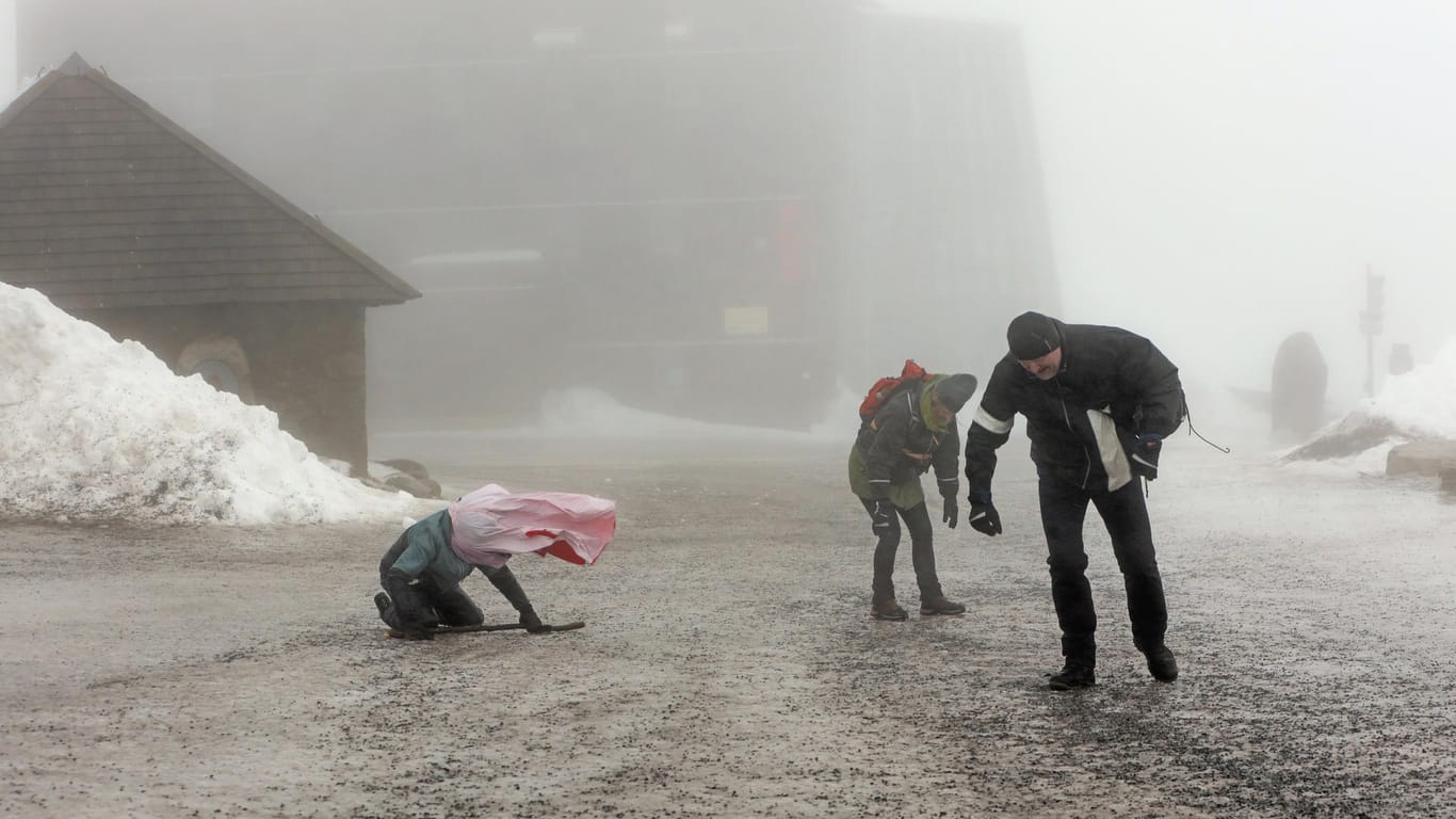 Wanderer im Harz werden von Windböen getroffen.