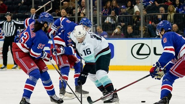 Jared McCann (M) von den Seattle Kraken bei einem NHL-Spiel gegen die New York Rangers.