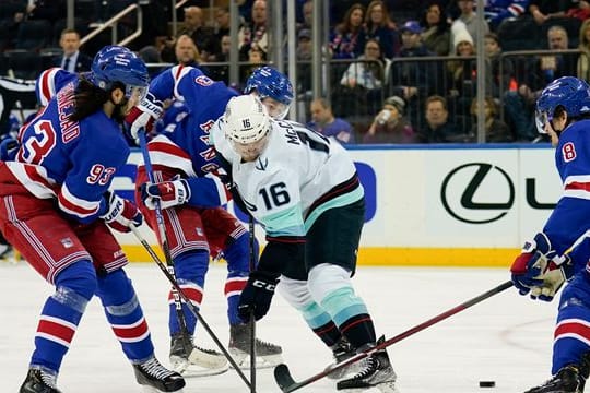 Jared McCann (M) von den Seattle Kraken bei einem NHL-Spiel gegen die New York Rangers.