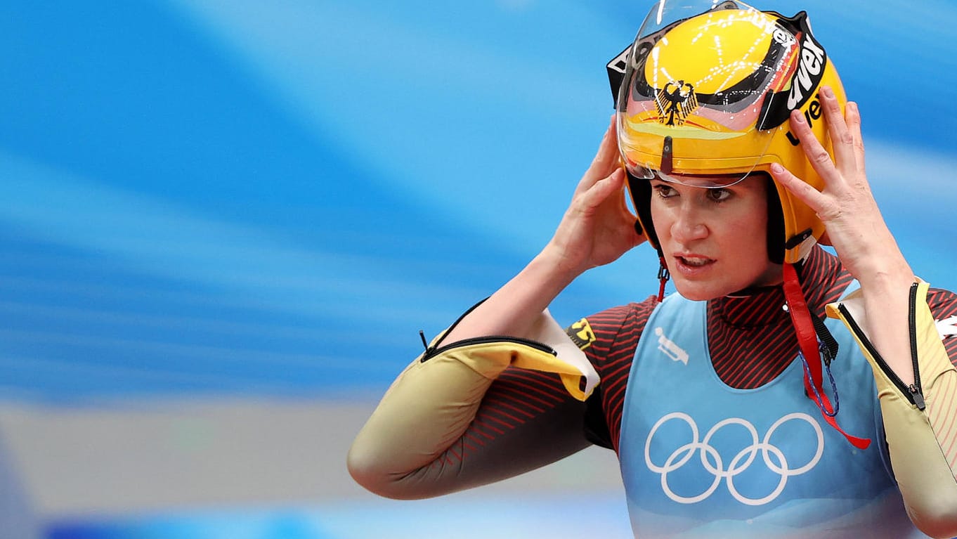 Natalie Geisenberger schaut skeptisch beim Rodel-Wettbewerb: Bei Lanz im Studio hat die Sportlerin hat die Spiele in China kritisiert.