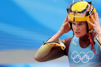 Natalie Geisenberger schaut skeptisch beim Rodel-Wettbewerb: Bei Lanz im Studio hat die Sportlerin hat die Spiele in China kritisiert.