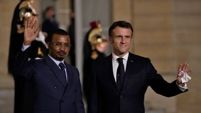 Emmanuel Macron (r), Präsident von Frankreich, empfängt Mahamat Idriss Deby, Präsident des Tschad, im Elysee-Palast.