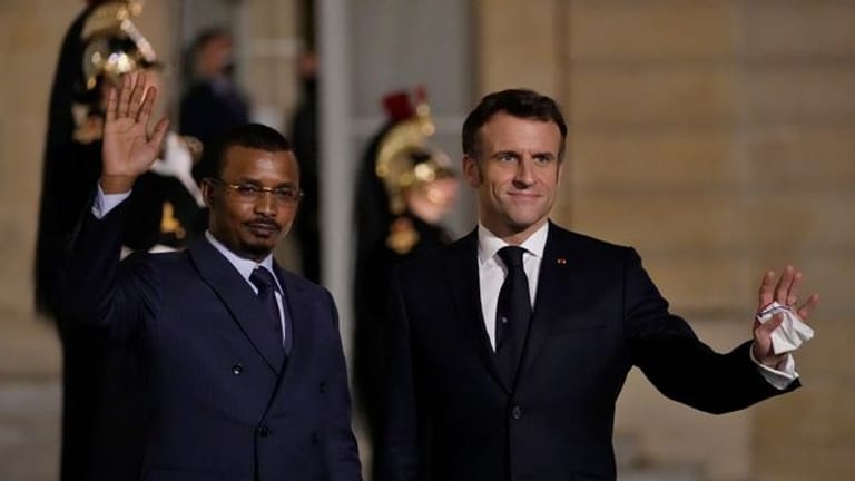 Emmanuel Macron (r), Präsident von Frankreich, empfängt Mahamat Idriss Deby, Präsident des Tschad, im Elysee-Palast.
