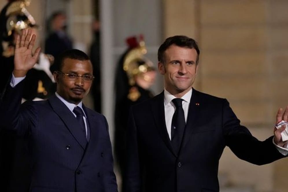 Emmanuel Macron (r), Präsident von Frankreich, empfängt Mahamat Idriss Deby, Präsident des Tschad, im Elysee-Palast.