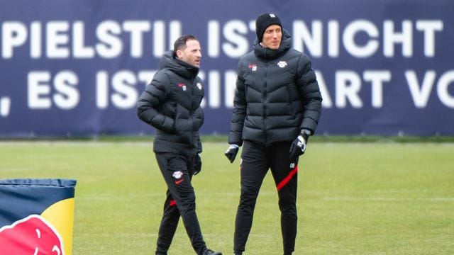 RB Leipzigs Trainer Domenico Tedesco (l) und Athletiktrainer Daniel Behlau beim Abschlusstraining. RB Leipzigs Trainer Domenico Tedesco (l) und Athletiktrainer Daniel Behlau beim Abschlusstraining.