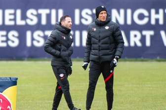 RB Leipzigs Trainer Domenico Tedesco (l) und Athletiktrainer Daniel Behlau beim Abschlusstraining.