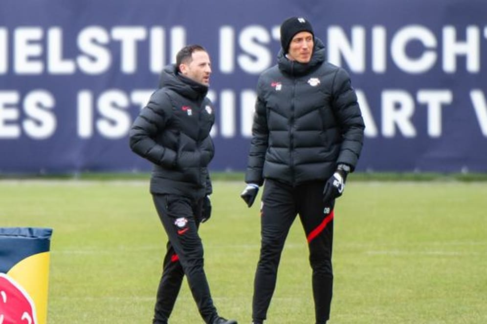 RB Leipzigs Trainer Domenico Tedesco (l) und Athletiktrainer Daniel Behlau beim Abschlusstraining.