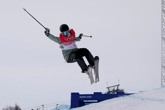 Die deutsche Freestyle-Skifahrerin Sabrina Cakmakli sicherte sich in der Qualifikation den letzten Platz fürs Finale.