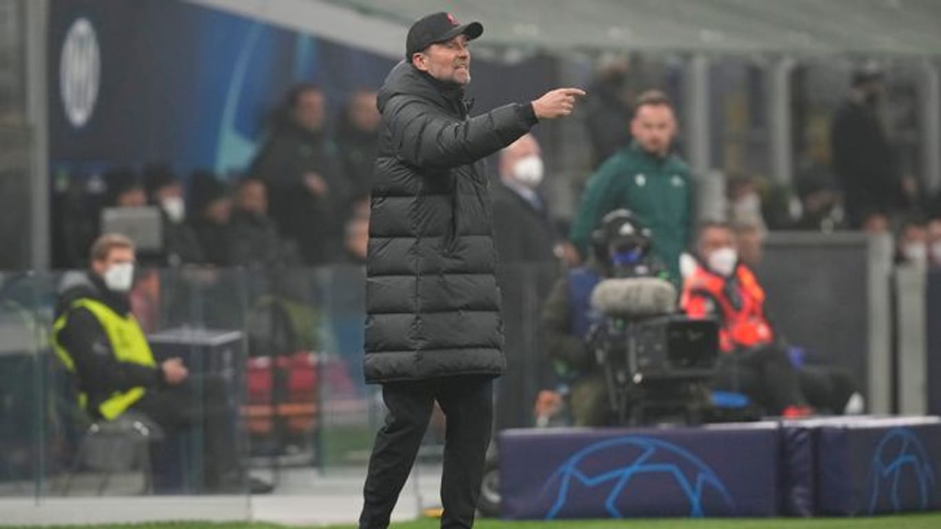 Jürgen Klopp, Trainer des FC Liverpool, coacht seine Spieler vom Spielfeldrand aus.