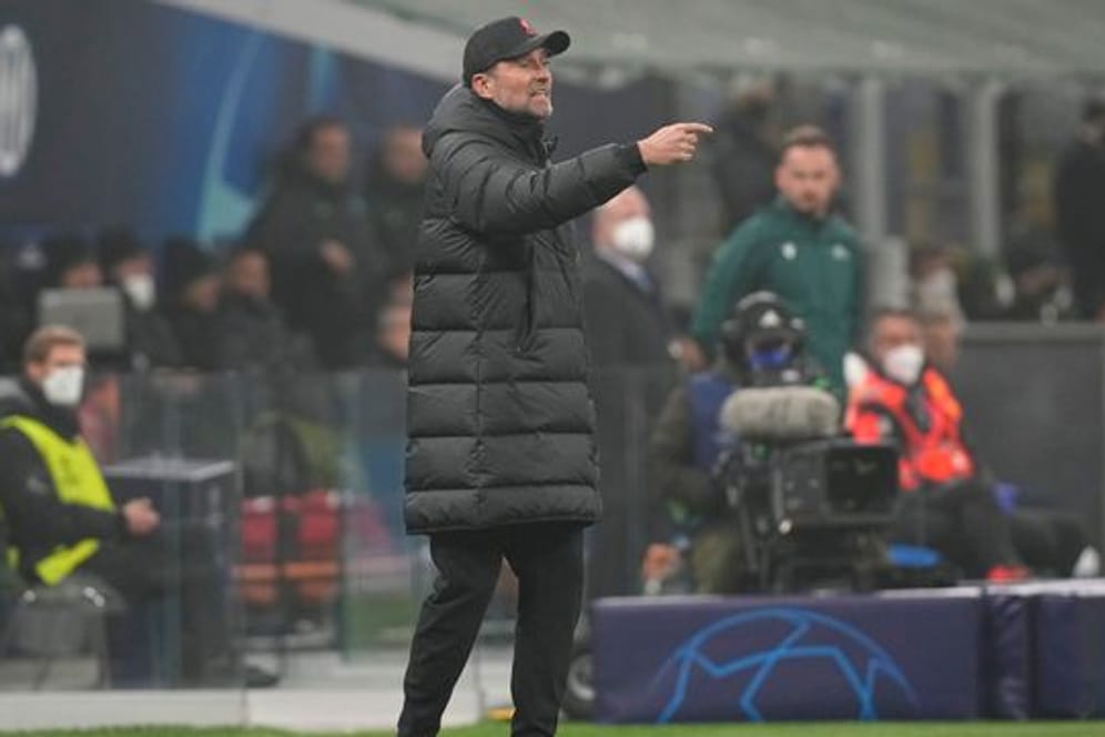 Jürgen Klopp, Trainer des FC Liverpool, coacht seine Spieler vom Spielfeldrand aus.