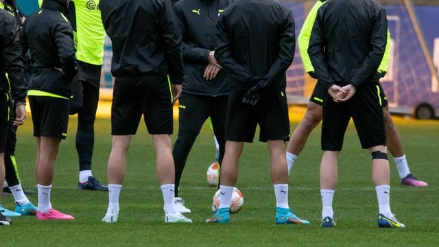 Dortmunds Trainer Marco Rose spricht beim Abschlusstraining mit seinen Spielern. Dortmunds Trainer Marco Rose spricht beim Abschlusstraining mit seinen Spielern.