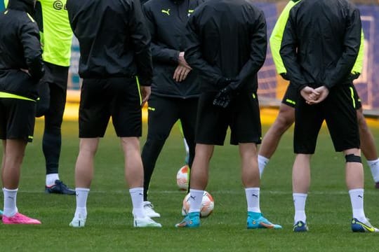 Dortmunds Trainer Marco Rose spricht beim Abschlusstraining mit seinen Spielern.
